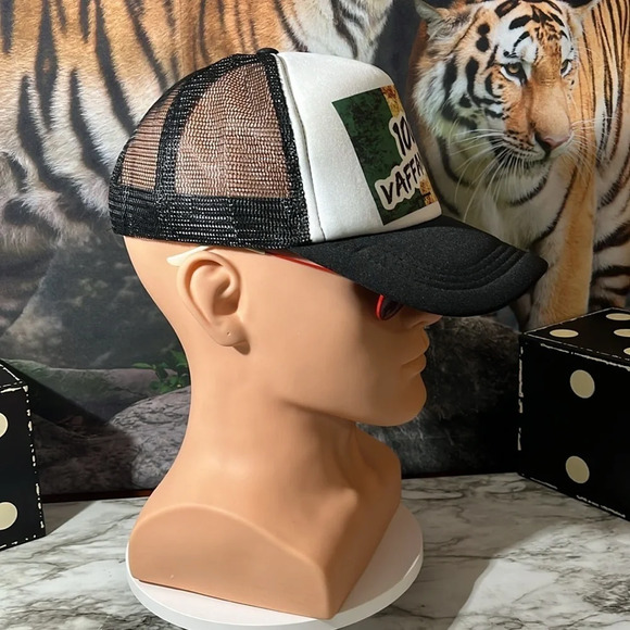 CUSTOM DESIGNED ITALIAN FLAG UNISEX TRUCKER HAT. - Picture 5 of 6